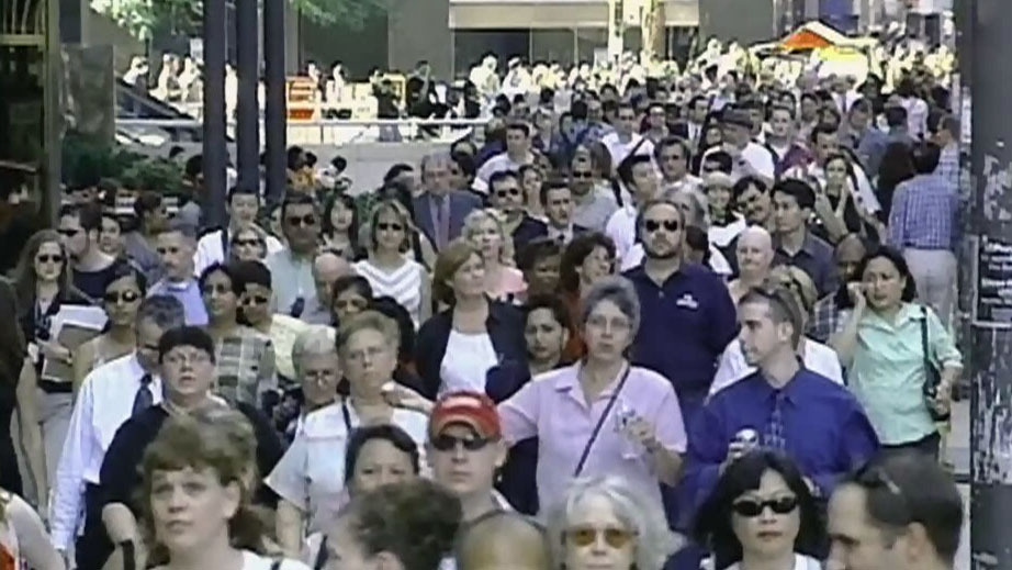Crowds navigating Union Station during the Northeast blackout of 2003